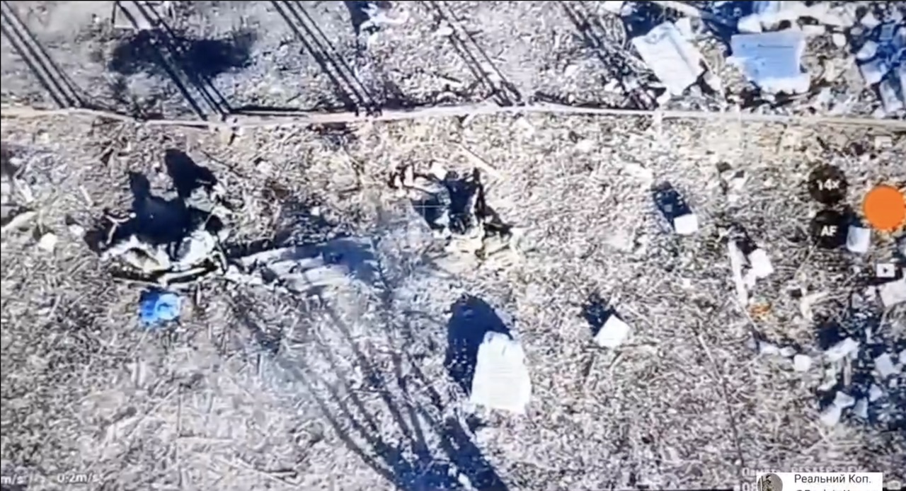 Russian shoots himself among the rubble and his dead comrades