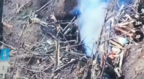 FPV drone lands near Russian but doesn't explode. He grabs stick and hits it repeatedly until explodes